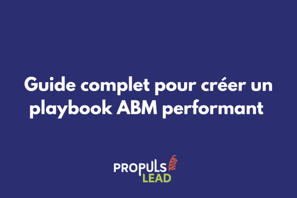 Modèle de playbook ABM ouvert sur un bureau avec schémas stratégiques et étapes de campagne