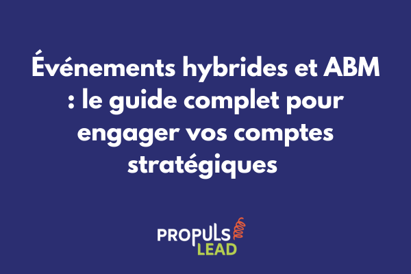 Salle d'événement hybride avec participants physiques et écrans montrant les participants virtuels lors d'une session ABM