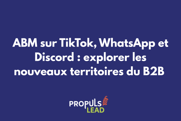 Professionnel B2B consultant TikTok sur smartphone avec notifications WhatsApp Business et Discord en arrière-plan