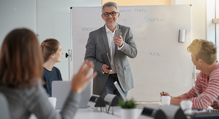 Infographie montrant la vente automatisée de formations en ligne grâce à un tunnel de vente optimisé par Propuls'Lead pour formateurs