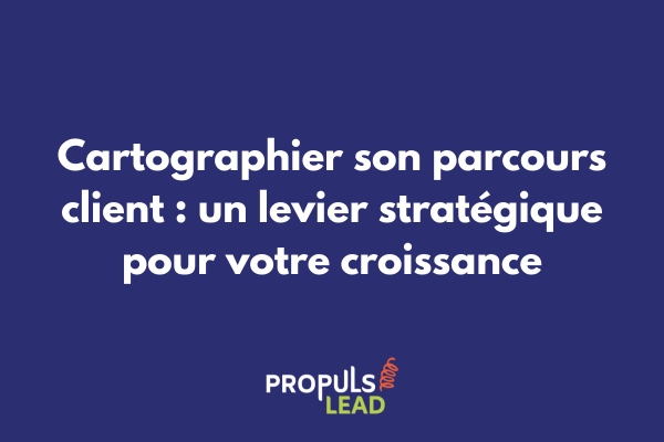 Équipe marketing analysant une cartographie du parcours client affichée sur un tableau blanc avec post-its colorés