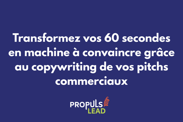 Entrepreneur debout devant un public lors d'un pitch commercial avec un écran de présentation en arrière-plan et des expressions attentives dans l'audience