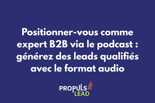 Microphone de podcast professionnel devant un écran d'ordinateur montrant une interface d'enregistrement audio, fond noir avec lumière bleue