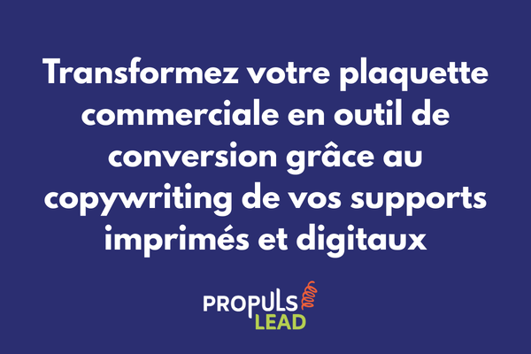 Plaquette commerciale dépliée en trois volets sur un bureau avec des éléments de design visibles et un stylo posé à côté