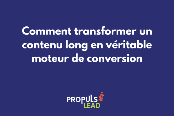 Rédacteur qui optimise un long article SEO avec une structure claire et des mots-clés pertinents
