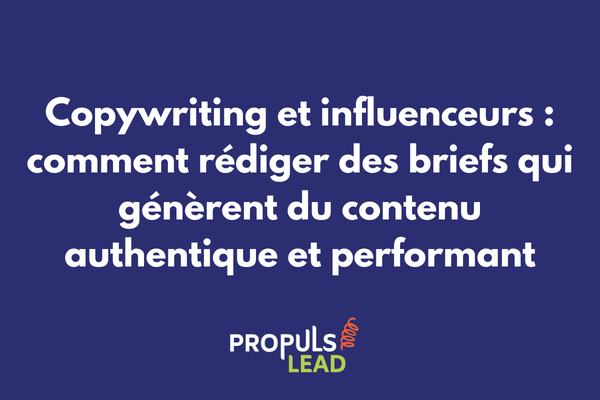 Créateur de contenu filmant une vidéo de recommandation produit avec brief de campagne annoté en arrière-plan