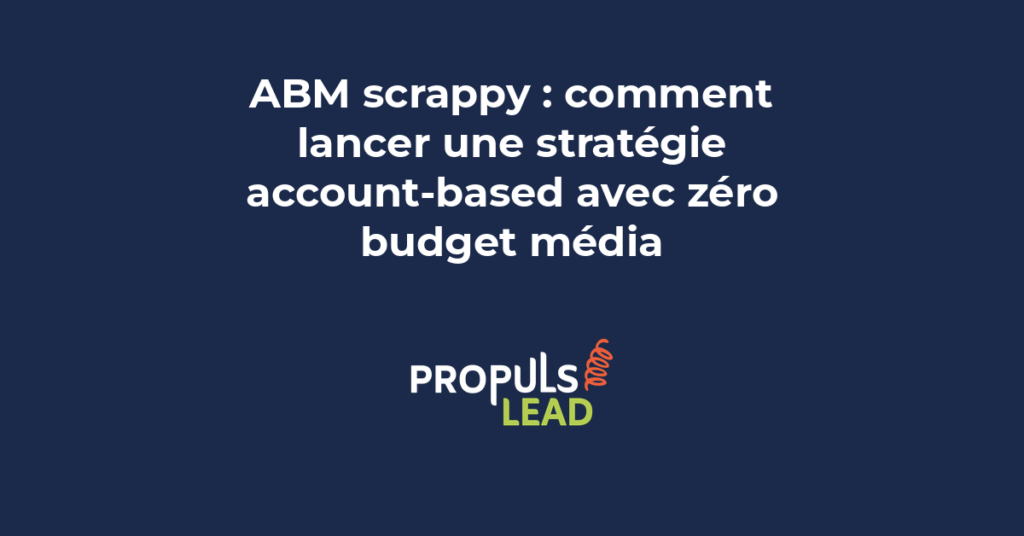 Entrepreneur B2B travaillant sur une stratégie ABM scrappy avec des outils gratuits et une liste de comptes cibles sur écran