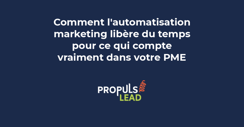 Un dirigeant de PME travaillant concentré sur un document stratégique, avec des tâches marketing automatisées en arrière-plan sur l'écran d'un ordinateur