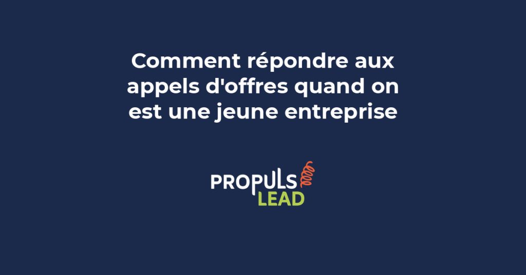 Un entrepreneur jeune consulte un appel d'offres sur son ordinateur portable, stylo en main, préparant sa réponse