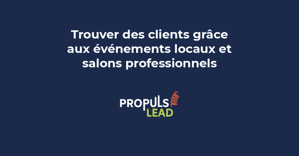 Un entrepreneur discute avec un prospect au stand d'un salon professionnel, badge de participant visible, sourires professionnels