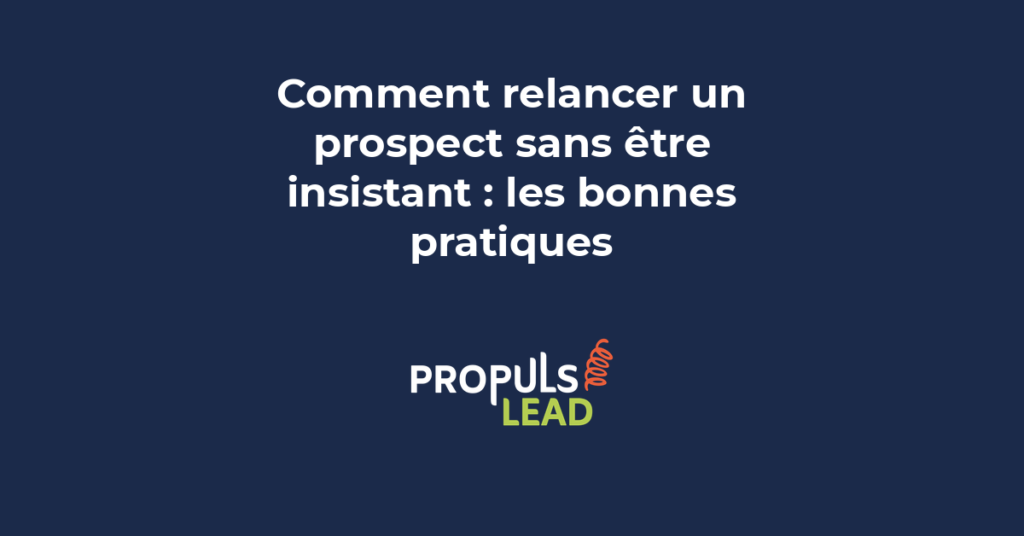 Un entrepreneur consulte un email professionnel bien rédigé sur son ordinateur, montrant un message de suivi courtois et pertinent