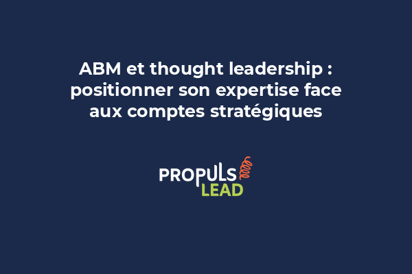 Professionnel donnant une présentation d'expertise devant un groupe de décideurs en salle de conférence