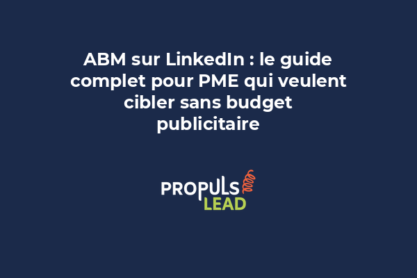 Professionnel consultant son profil LinkedIn pour identifier des comptes cibles B2B