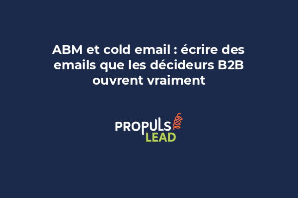 Directeur commercial consultant ses analytics d'email avec un taux d'ouverture élevé