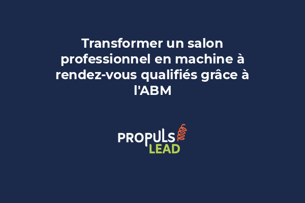 Équipe de commerciaux engagés dans une conversation stratégique avec un prospect ciblé lors d'un salon professionnel