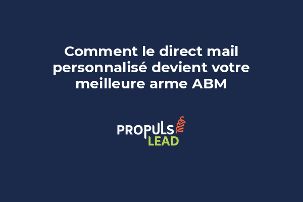 Enveloppe personnalisée premium contenant un courrier ABM adressé à un décideur clé, photographiée en détail avec logo entreprise