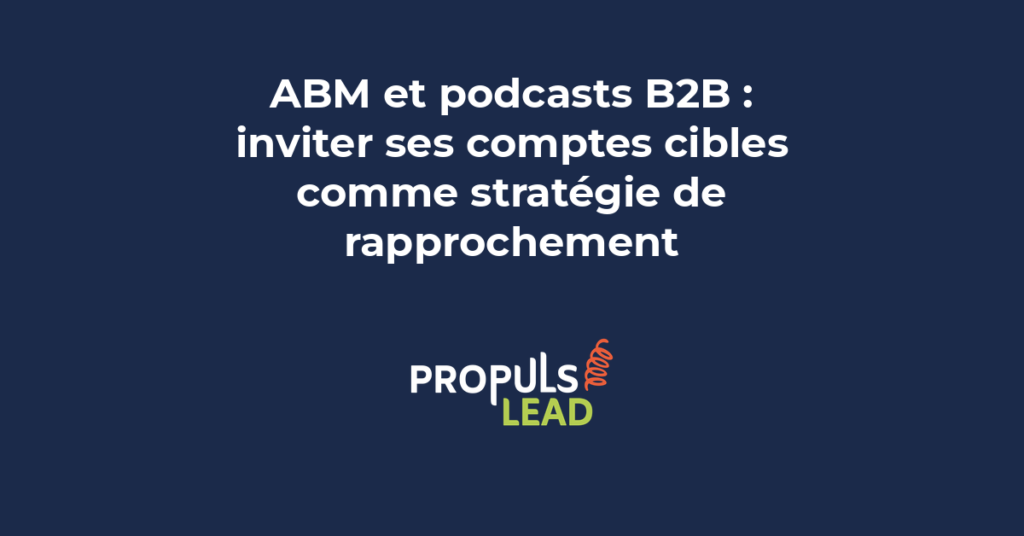 Studio d'enregistrement de podcast avec deux experts assis devant un micro, l'un étant un client ou un prospect cible ABM, en train de discuter.