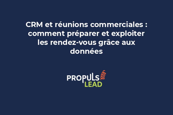 Ordinateur portable montrant un CRM avec notes de réunion, prospects et historique de conversations