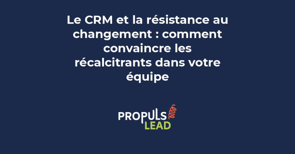 Réunion d'équipe commerciale discutant autour d'une table avec écran de présentation CRM visible