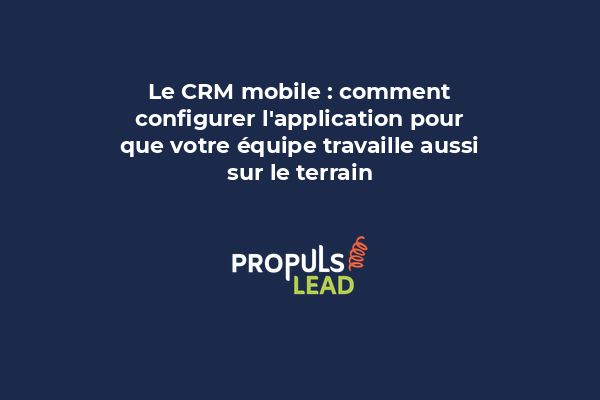 Un commercial utilisant son smartphone pour consulter et mettre à jour les données clients en terrain professionnel