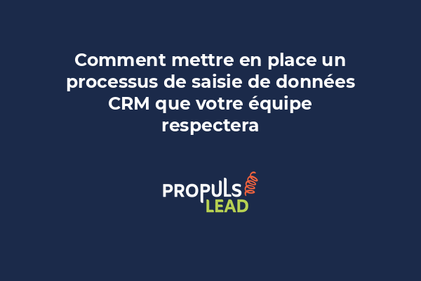 Un processus de saisie de données structuré affiche un commercial entrant les informations client dans le CRM de manière uniforme