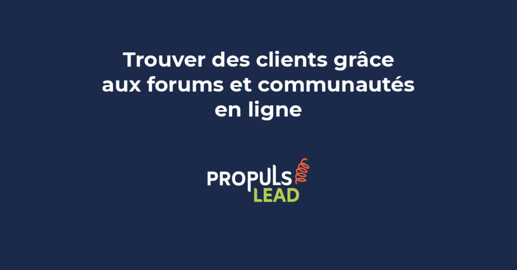 Entrepreneur participant à une discussion dans une communauté en ligne, laptop et coffee en arrière-plan