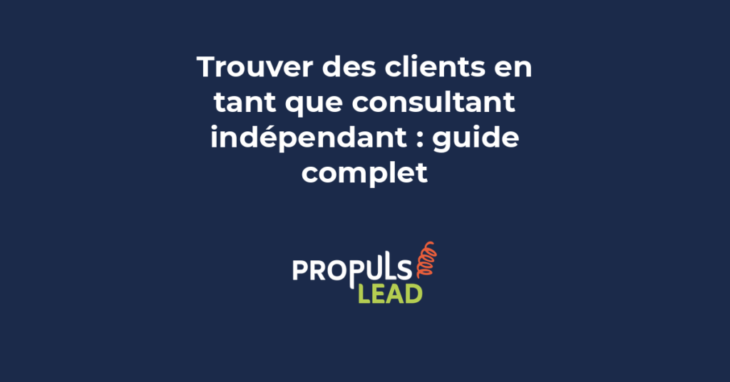 Consultant indépendant travaillant sur sa stratégie de prospection, laptop et notes de stratégie