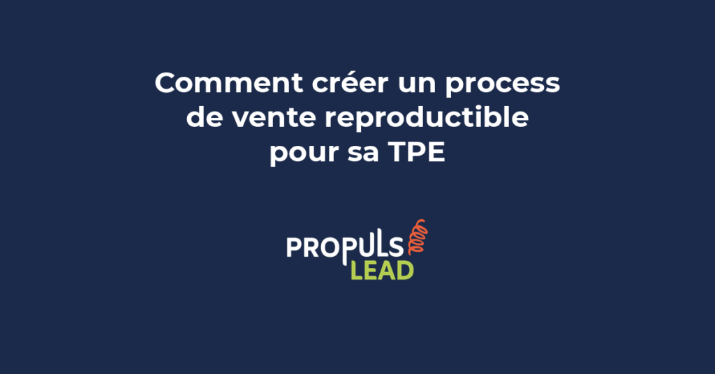 Un entrepreneur documentant son processus de vente reproductible avec des étapes claires et un système d'entrée-sortie visible.