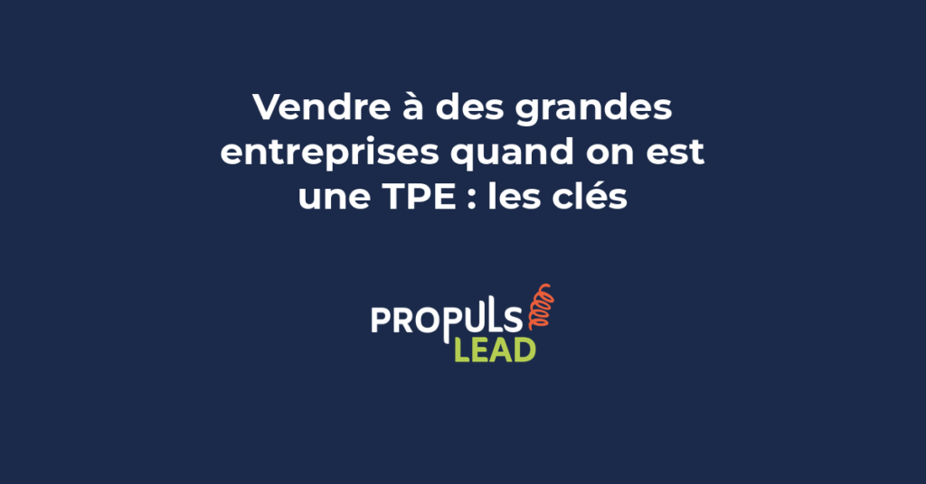 Réunion professionnelle : entrepreneur avec PME face à grands décideurs d'une grande entreprise, tableau stratégique en arrière-plan.
