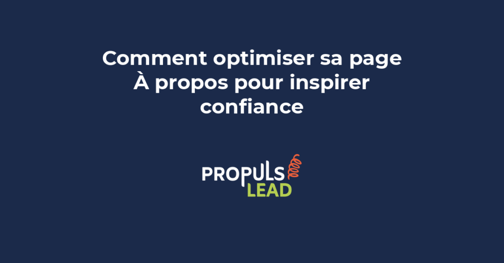 Portrait d'entrepreneur souriant devant son écran, incarnant l'humanité et la proximité