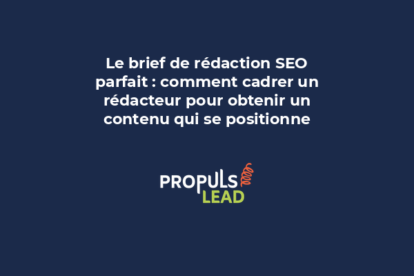 Cadre de travail avec documents et notes pour brief de rédaction SEO