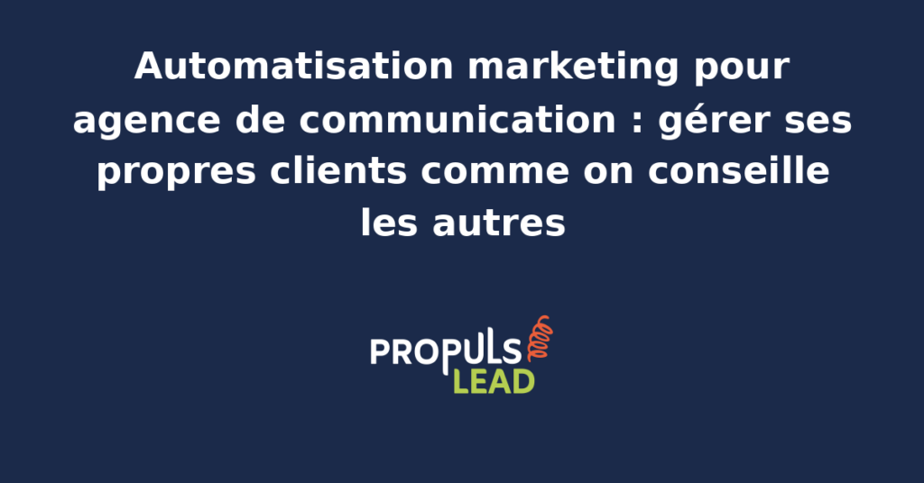 Bureau d'agence de communication avec écran affichant le pipeline commercial automatisé, une réunion d'équipe en arrière-plan et un tableau de bord de pilotage des comptes clients.