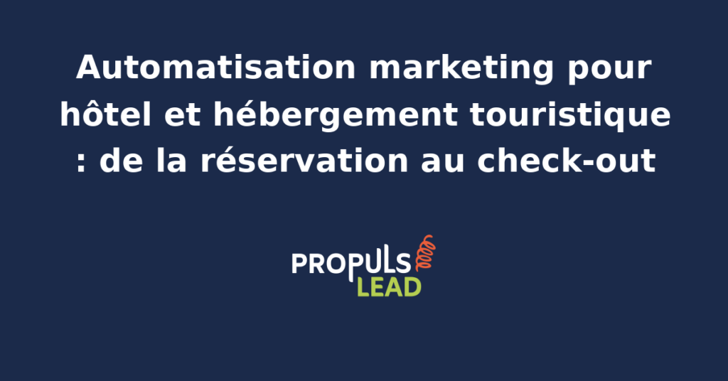 Réception d'hôtel avec écran d'ordinateur affichant un planning de réservations, smartphone d'un client recevant un message de bienvenue et chambre prête en arrière-plan.