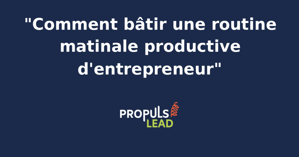 Entrepreneur installé à son bureau au lever du jour, tasse de café à la main et carnet ouvert, prêt à attaquer sa routine matinale productive avant le début de la journée