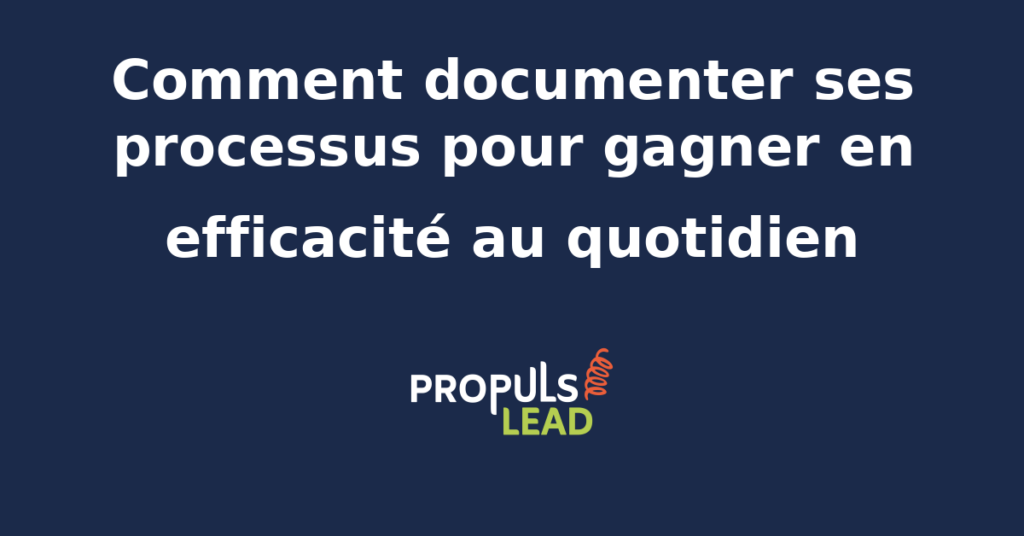 Entrepreneur écrivant un mode opératoire dans un cahier face à son écran d'ordinateur pour documenter un processus métier et le partager avec son équipe