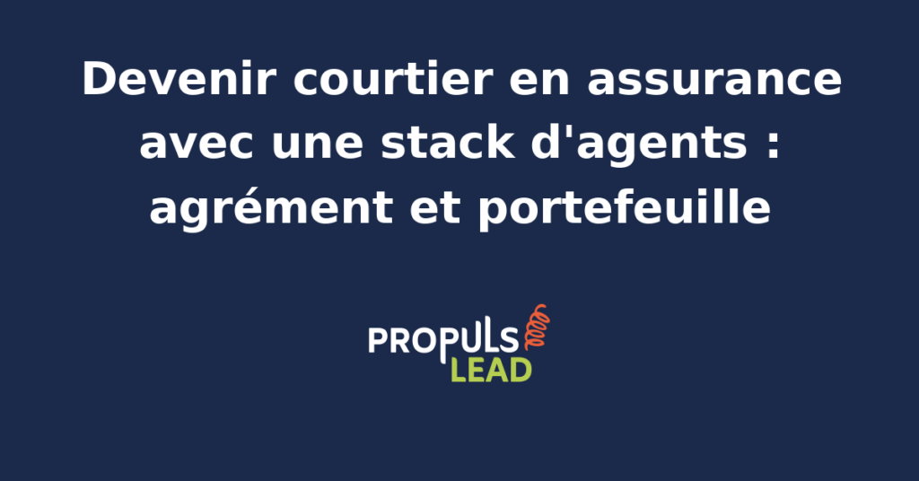 Courtier en assurance en costume sobre devant un bureau organisé, écran affichant un comparateur de contrats, dossiers clients ouverts et tasse de café, lumière chaleureuse de fenêtre