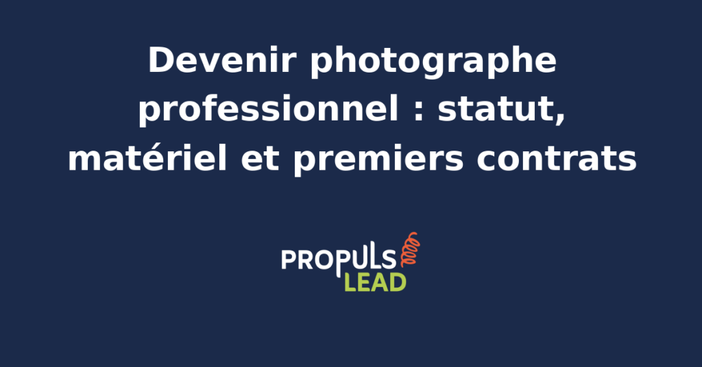 Photographe professionnelle en plein shooting avec appareil reflex en main, objectifs et flash posés sur table en bois, fond gris studio et lumière naturelle douce traversant les fenêtres