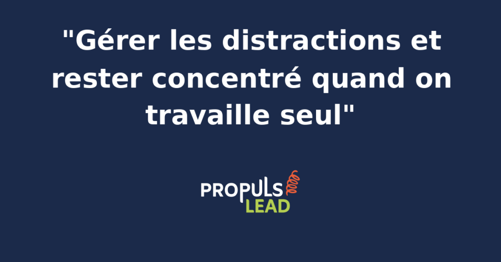 Entrepreneur en télétravail dans un bureau silencieux, écouteurs aux oreilles et notifications désactivées, en pleine session de travail concentré sans interruptions