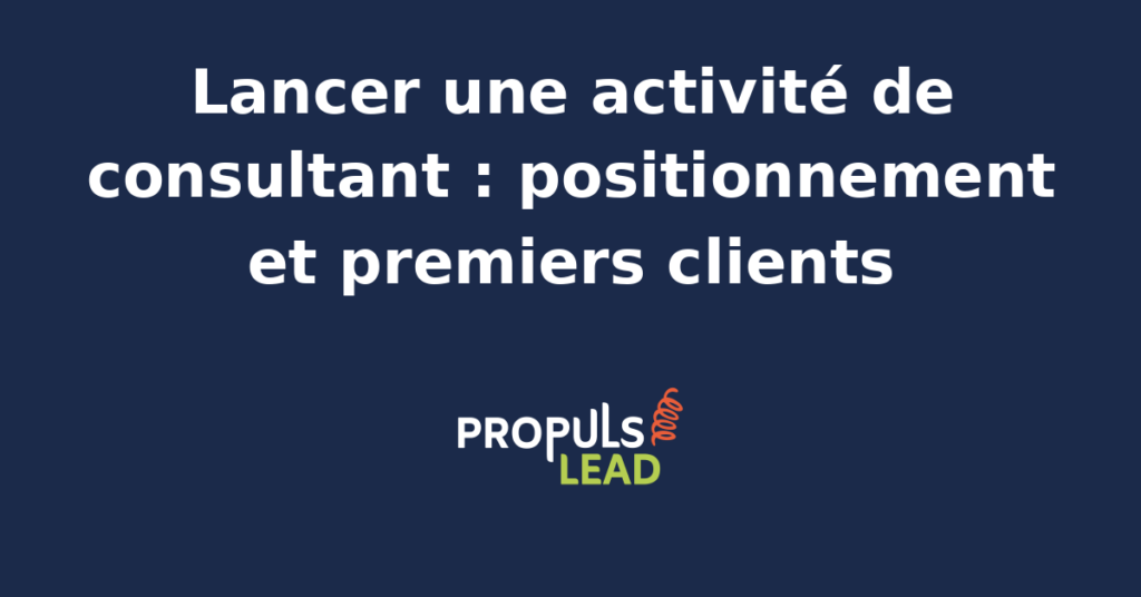 Consultant indépendant en visioconférence avec son premier client, présentant sa proposition de mission sur un écran avec carnet de notes et café à côté