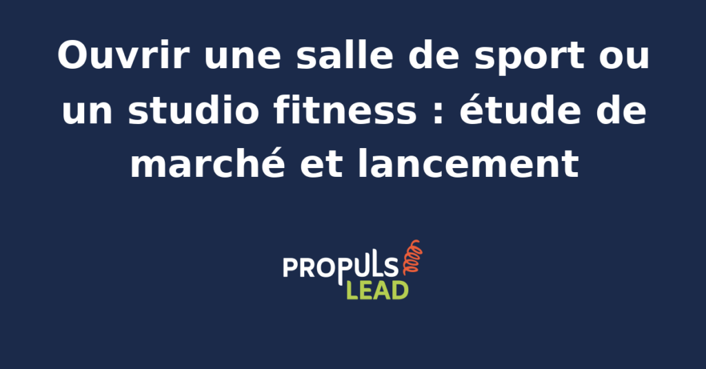 Studio fitness moderne avec tapis de yoga, haltères, rameur et machines cardio alignés, sol en bois clair, miroirs muraux et lumière naturelle traversant de larges baies vitrées