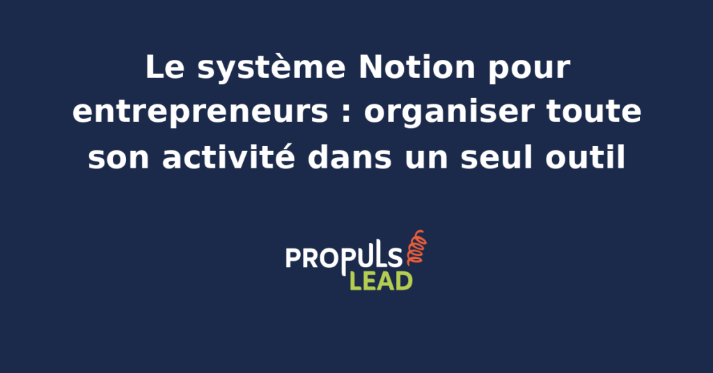 Entrepreneur consultant son tableau de bord Notion sur son ordinateur avec quatre espaces pilotage projets clients finances et savoir d'entreprise pour centraliser son activité