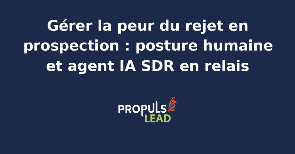 Entrepreneur souriant au téléphone devant son ordinateur portable dans un bureau lumineux, post-it et carnet de notes posés sur la table