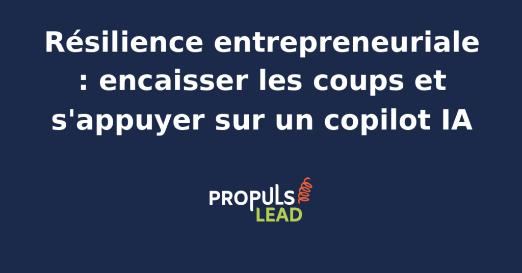 Entrepreneur debout face à une grande fenêtre un jour de pluie, tasse de café à la main, regard concentré devant un bureau avec carnet et ordinateur