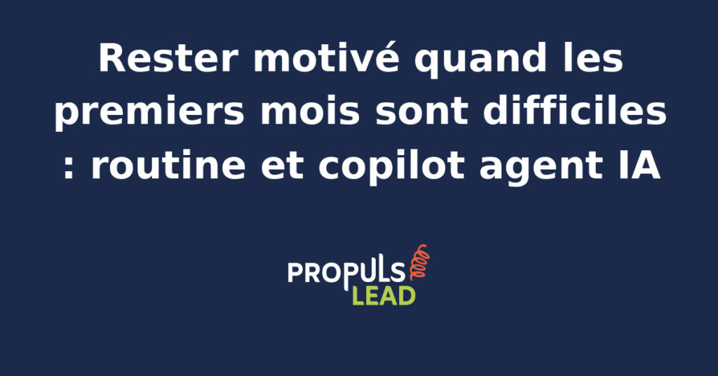 Entrepreneur en home-office tôt le matin, agenda papier et tasse de café devant un ordinateur, regard concentré sur un tableau de bord affiché à l'écran
