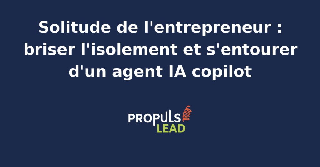 Entrepreneur seul dans un open-space vide, ordinateur portable allumé devant lui, vue sur une ville en fin de journée à travers la fenêtre