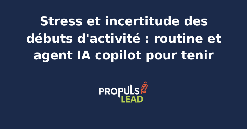 Entrepreneur en début de matinée prenant des notes manuscrites devant un tableau de bord coloré affiché sur un grand écran, plante verte et carnet ouvert à côté